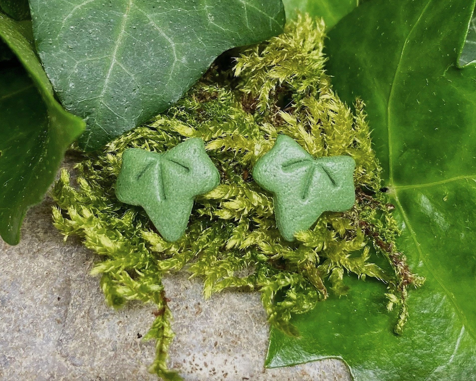 'Tiny ivy' stud earrings - meadow green