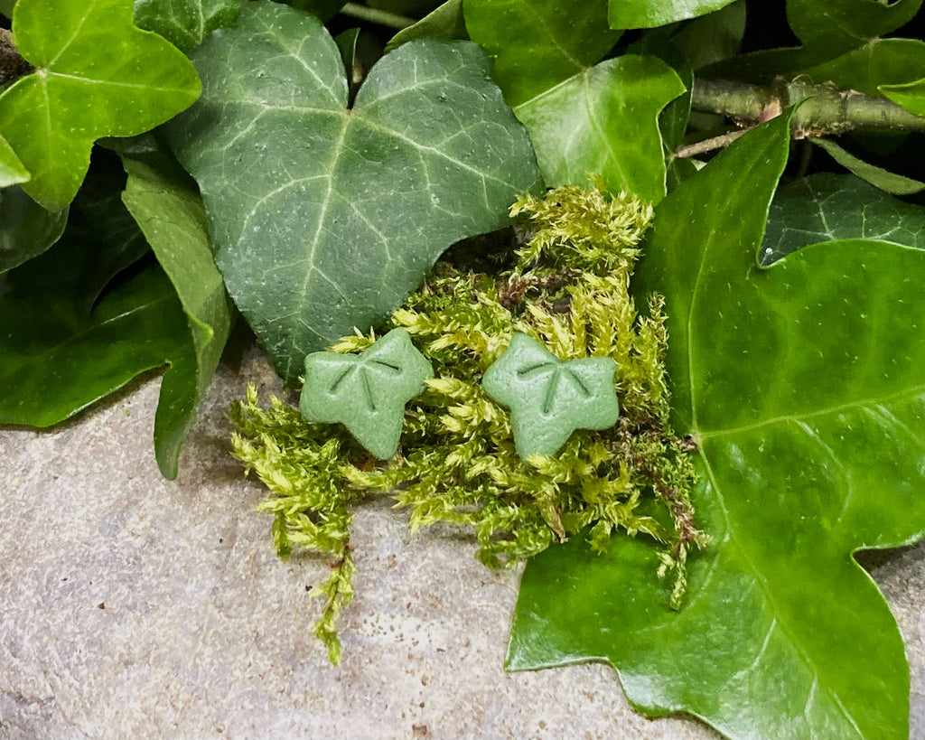 'Tiny ivy' stud earrings - meadow green