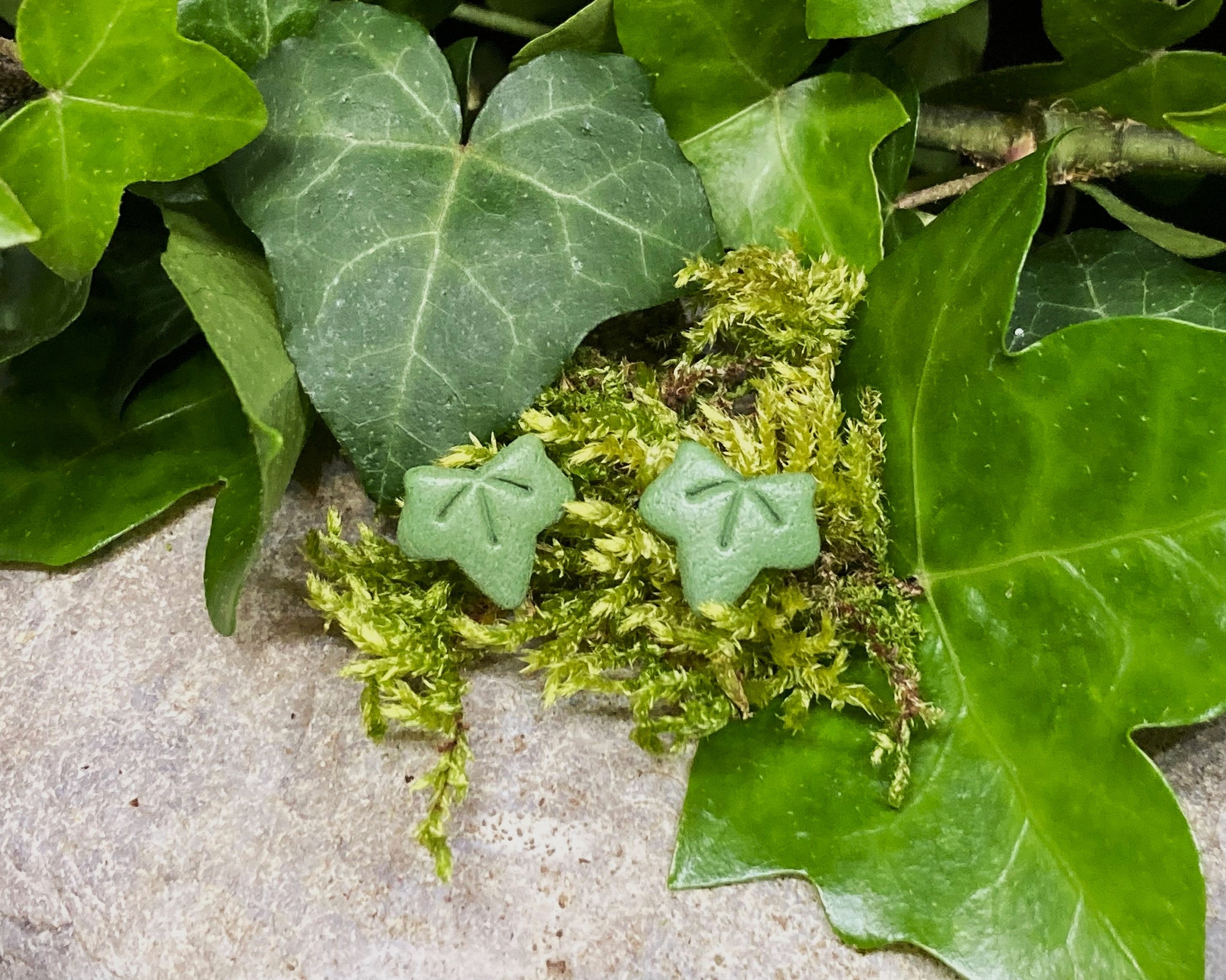 'Tiny ivy' stud earrings - meadow green